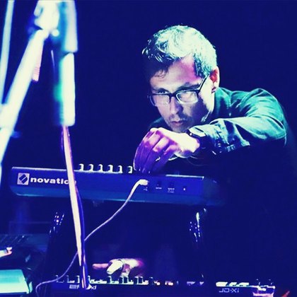 Claudio Pérez P. tocando sintetizadores en vivo