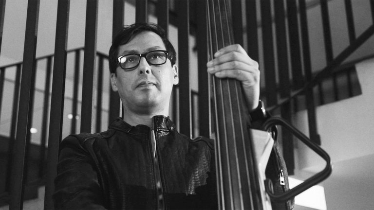 Claudio Pérez P. con contrabajo
